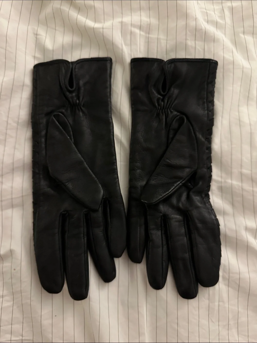 Woven Leather Gloves with Gold Plaque - Black